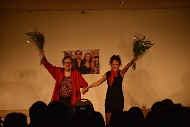 Актьорите приемат овациите след представянето на комедията на Емил Бонев “Любов в лудницата” в Торонто. СНИМКИ: ЛИЧЕН АРХИВ