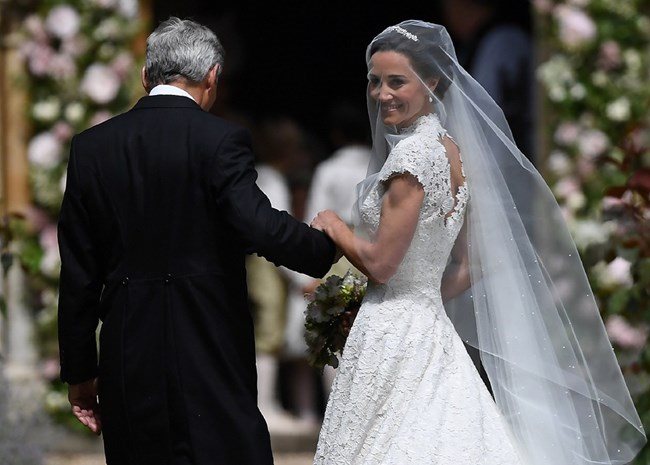 Пипа Мидълтън избра за сватбената си церемония рокля на дизайнера Джайлс Дийкън СНИМКА: Ройтерс