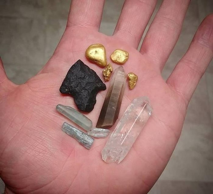 
Съчетание на самородно злато с минерали и железен метеорит е много красиво от разкопки