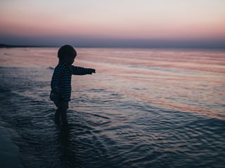 Как детето да е в безопасност покрай водата на плажа?