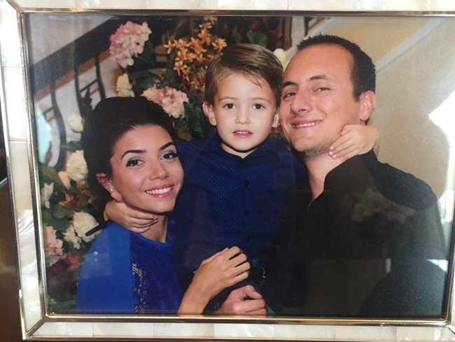 Бащата Анатолий Радев и майката Жени с баткото Алекс