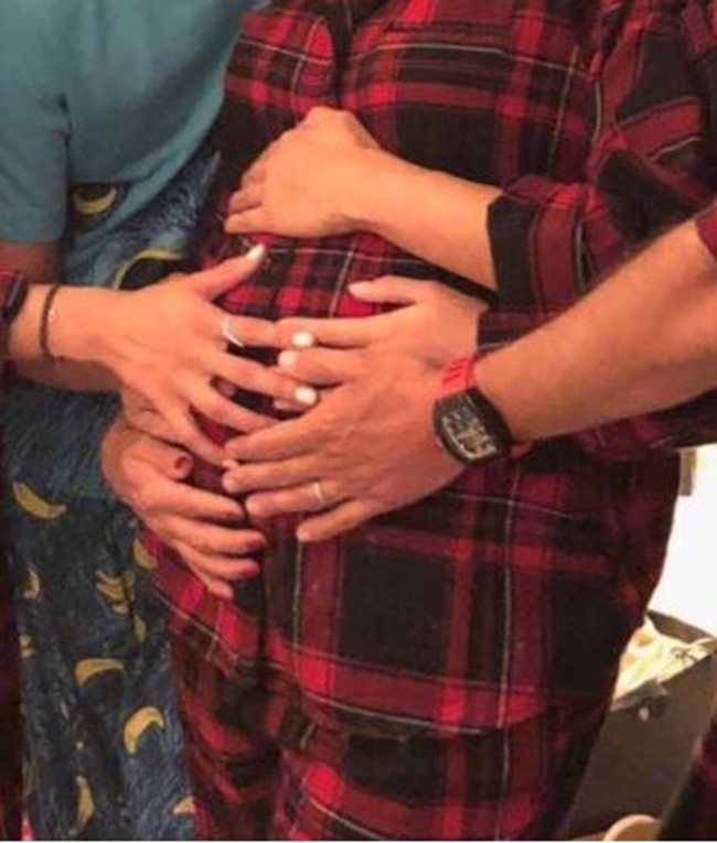 Актрисата публикува снимка в Инстаграм, на която се вижда бременното й коремче.