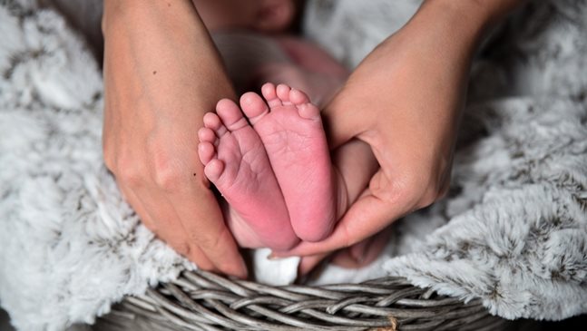 Защо крачетата на бебето са сини в първите дни след раждането