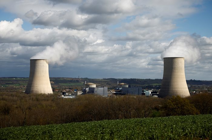Пушек се издига от охладителните кули на ядрената централа “Голфеш” в Южна Франция.

