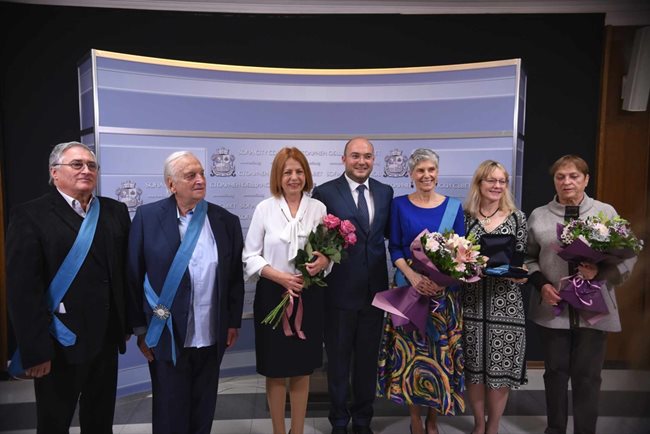 Йорданка Фандъкова и Георги Георгиев с почетните граждани на София