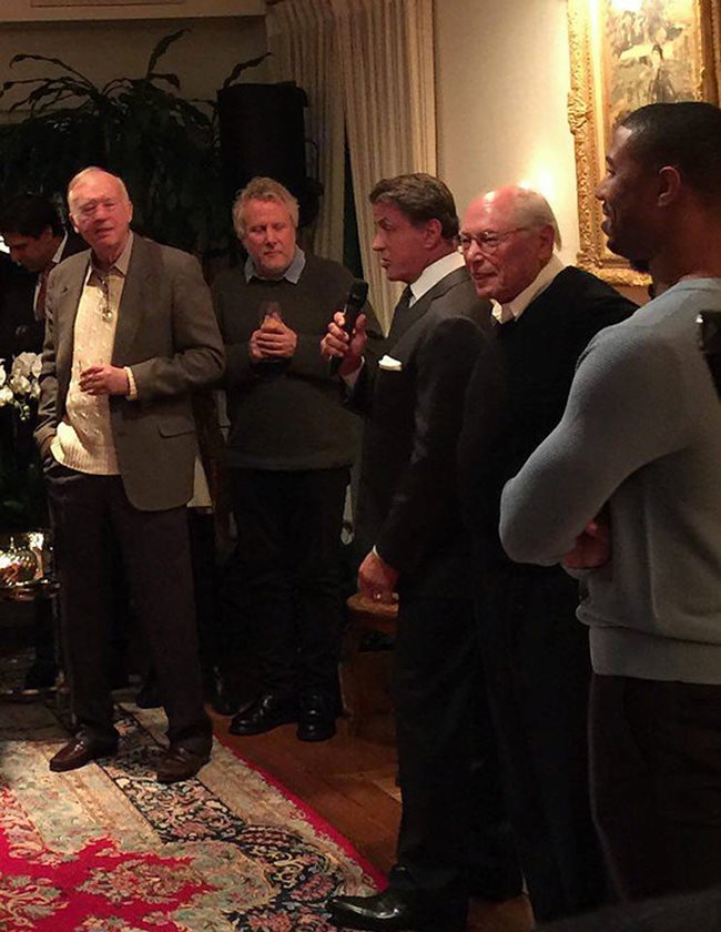 Парти в чест на Сталоун в дома на продуцента на първия "Роки"