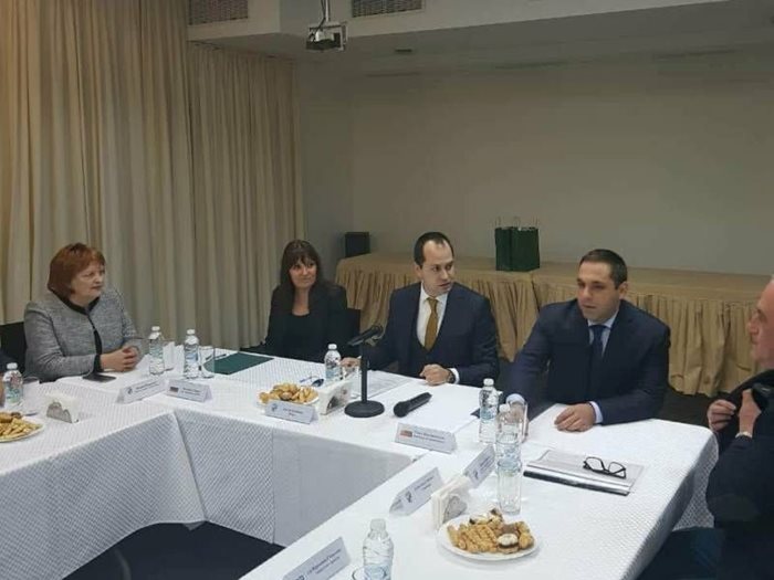 Министърът на икономиката Емил Караниколов при подписване на меморандума между община Враца и Национална компания “Индустриални зони”