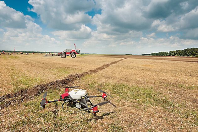 В Украйна земеделските дронове са напълно регламентирани и голяма част от земеделските производители използват тези услуги. Доскоро там работеха около 30 екипа с по две машини, което прави 60 машини, за ден могат да покрият 60 хиляди декара.