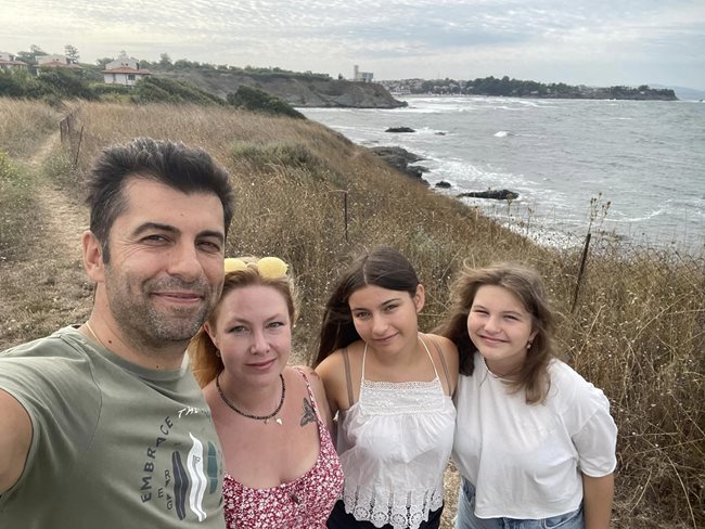 Кирил Петков, съпругата му Линда и две от дъщерите им СНИМКИ: Фейсбук/Kiril Petkov