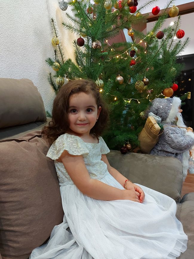 Досущ като Снежанка е 3-годишната Румина Баткаджова от Златоград - с бяла рокля и очарователна усмивка край елхата. “С пожелание за много щастливи коледни и новогодишни празници, изпълнени с незабравими емоции!”, написа ни майка  Теодора Кехайова.