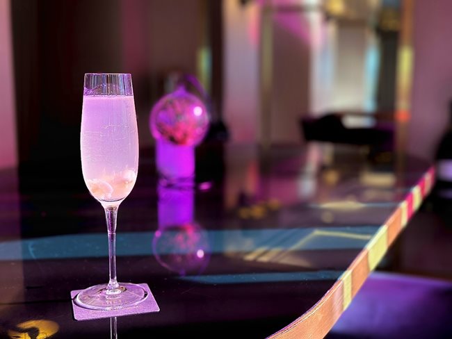 „Мимоза личи“ е елегантен дамски коктейл, който за разлика от класическата американска „Мимоза“ включва плод и сороп от личи, допълнени от водка Хаку.