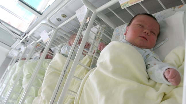 Диана от Пловдив е първото бебе у нас, родила се 40 секунди след Нова година