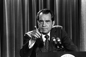 Съпругата на комика Джеки Глийсън твърди, че приятелят му - президентът Ричард Никсън го е завел във военна база, за да види 4 балсамирани тела на извънземни. 