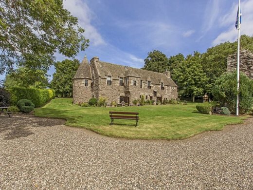 Шотландски замък от 17-и век се продава за 625 хиляди британски лири