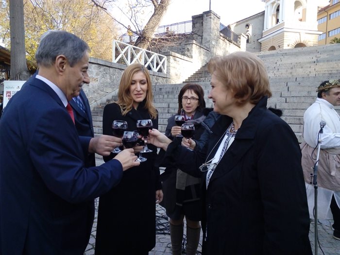 Министърът на туризма Николина Ангелкова се чукна за здраве с Менда Стоянова на деветото издание на Дефилето на младото вино в Пловдив. СНИМКА: ЕВГЕНИ ЦВЕТКОВ