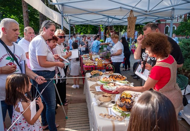 Празникът започна в петък с кулинарен конкурс "Череши в кухнята".