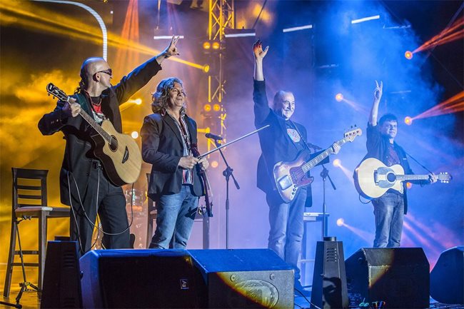 Музикантите  поздравяват публиката след концерт в Благоевград.
