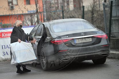 КРЕМЕНА ХАЛВАДЖИЯН С РОЗОВИ ПОДАРЪЦИ ЗА ЧРД НА ВНУЧКАТА