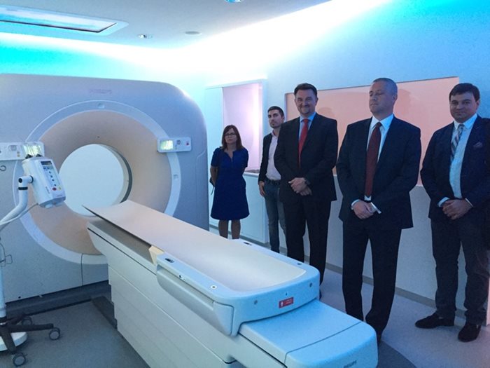 Висши мениджъри на “Филипс” показват на министъра на икономиката Божидар Лукарски високотехнологична медицинска апаратура.