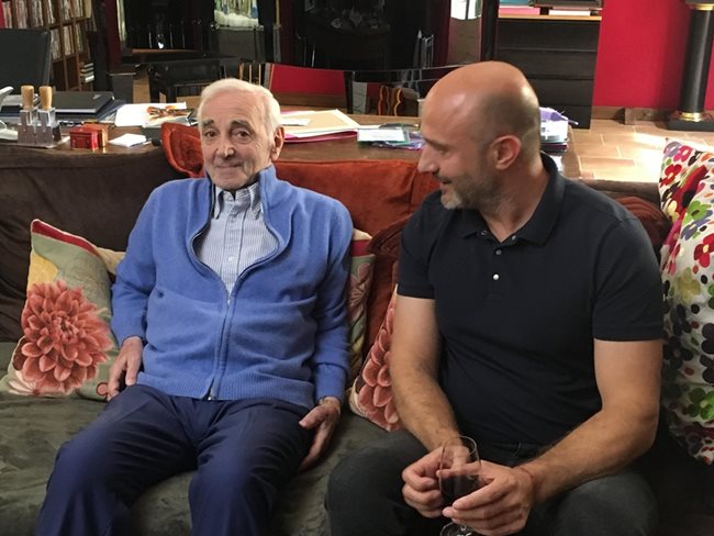 Шарл Азнавур приема тв продуцента Георги Тошев в имението си. Там в момента той снима филм за него преди турнето му в България.
