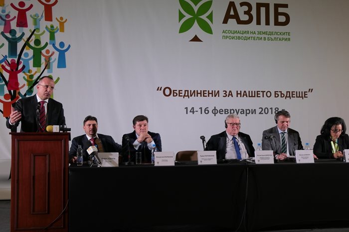 Националната конференция на земеделските производители бе открита във Варна от министър Румен Порожанов и председателя на Комисията по земеделие и развитие на селските райони към Европейския парламент Чеслав Шекерски.