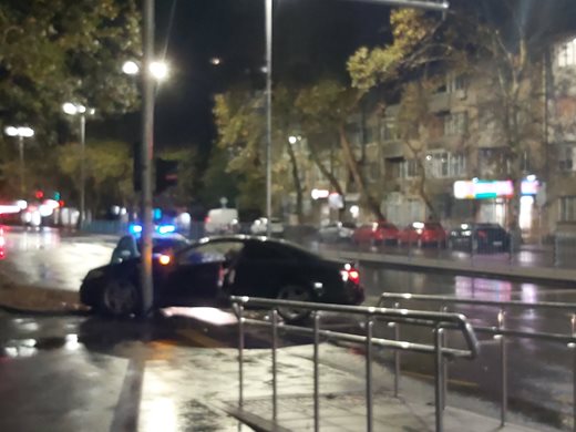 Кола се заби в светофар на централен булевард в Бургас (Снимки)