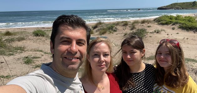 Кирил Петков заведе семейството си на плажа от скандала с фалшивите подписи и заговори за доносници на ДАНС