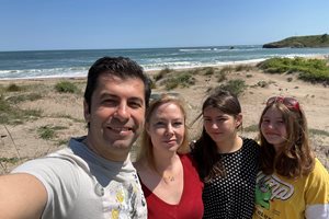 Кирил Петков със семейството си на плаж Корал
СНИМКА: Facebook/Kiril Petkov