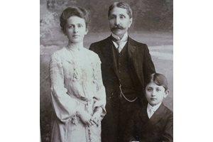 Стефан Панаретов със съпругата си Лидия Гайл и сина си Кирил във Виена СНИМКА: ДЪРЖАВНА АГЕНЦИЯ “АРХИВИ”