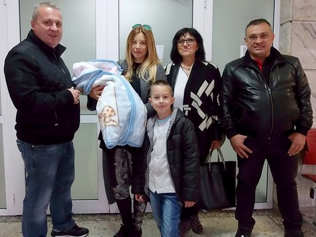 Емилия на изписването в болницата с мъжа си Коко Динев и сина им