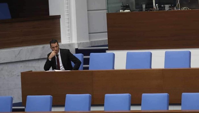 Министърът на транспорта Георги Гвоздейков присъстваше на заседанието, докато депутатите дебатираха промените в закона. 

СНИМКА: Николай Литов