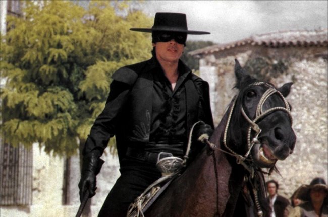 През 1975 г. Ален Делон играе героичната роля на мистериозния спасител с черен кон – Зоро.