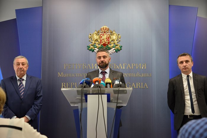 Служебният министър на енергетиката Андрей Живков (в средата) и заместниците му направиха преглед на състоянието на държавните дружества. 