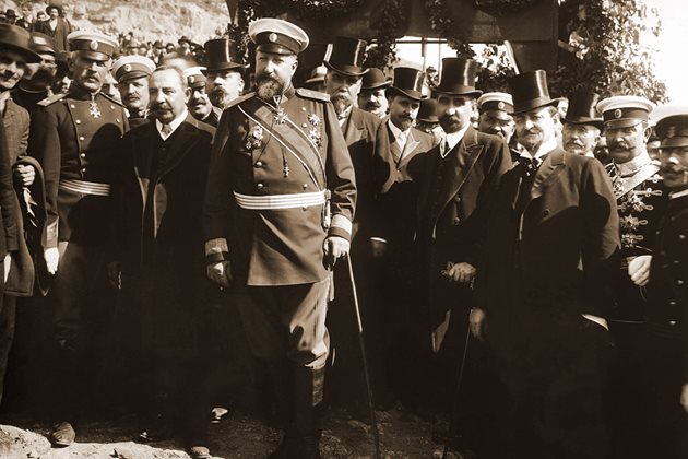 Фердинанд, премиерът Александър Малинов и други официални лица при обявяването на независимостта на България  / Снимка: Димитър Русейски (1882-1948)