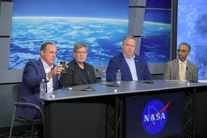 Директорът на Intuitive Machines Стив Алтемус (отляво надясно), Джоел Кърнс  от НАСА, технологичният директор на частната фирма Тим Крейн и Прасун Десай от космическата агенция. 
СНИМКА: НАСА, РОБЪРТ МАРКОВИЦ