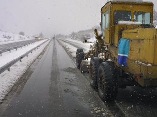 Опасен снеговалеж в голяма част от страната, затварят пътища