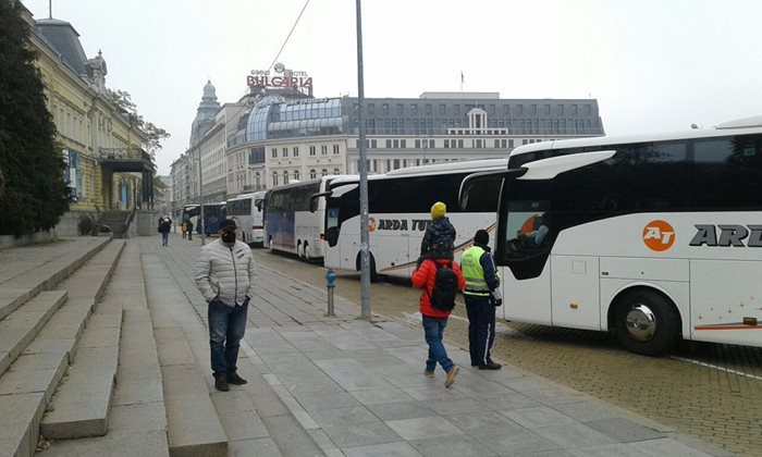 Автобусите и такситата напуснаха площада да минути, след като протестът пред Министерския съвет се опита да се смеси с тях.