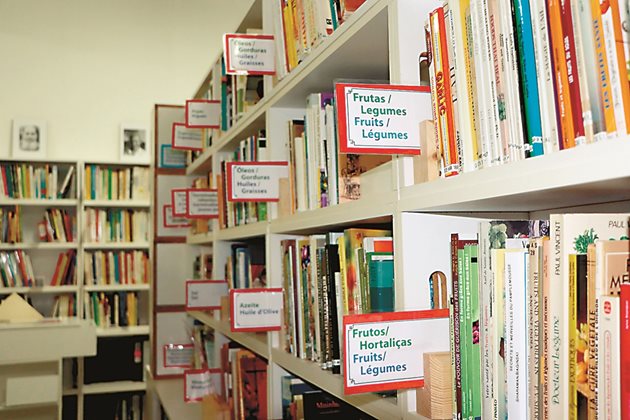 Библиотеката в АRAA предлага 11 хиляди книги основно на португалски, но и на френски, английски, испански и други езици