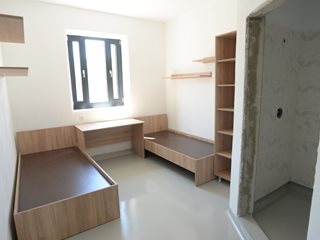 Луксозен затвор без решетки в Самораново очаква 400 осъдени, ще бъдат в стаи по двама (Обзор)