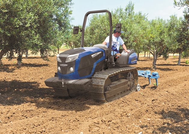 Трактор Landini Trekker култивира и разрохква междуредие в овощна градина