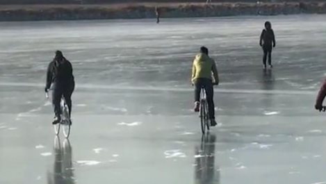 Стотици караха колело и играха хокей върху замръзналия Дунав (Видео)
