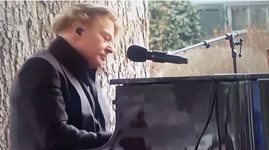 Аксел Роуз изпя "November Rain" на поклонението на Лиза Мари Пресли (Видео)