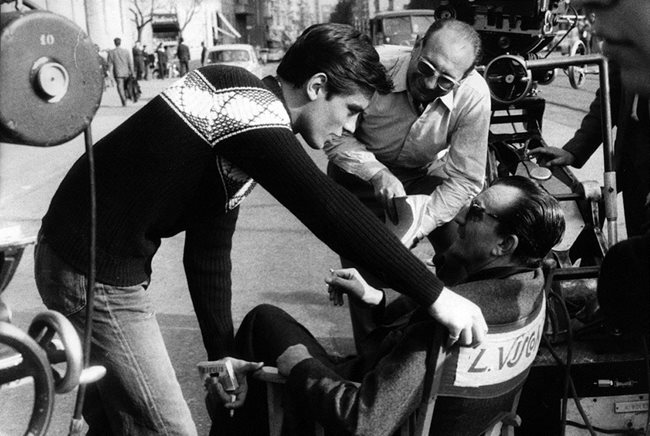 Ален Делон разговаря с режисьора Лукино Висконти по време на снимки на “Роко и неговите братя”.
