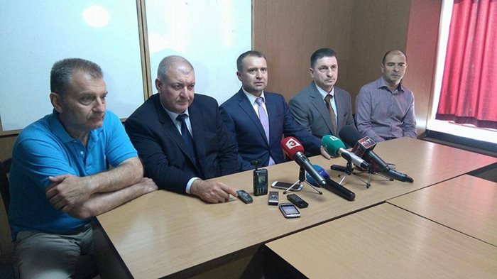 Георги Костов (вторият отляво надясно) ръководи митниците от 11 май т.г. и вече има успехи заедно с бившите си колеги от МВР.