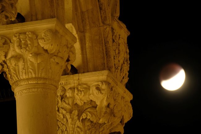 Лунното затъмнение във Венеция  СНИМКИ: Ройтерс