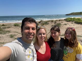 Кирил Петков заведе семейството си на плажа от скандала с фалшивите подписи и заговори за доносници на ДАНС