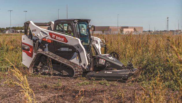 Компактен верижен товарач Bobcat T86, R серия разчиства запусната нива