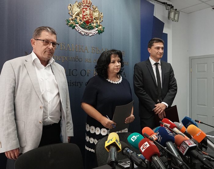 Министър Теменужка Петкова, шефът на БЕХ Жаклен Коен и изпълнителният директор на НЕК Иван Йончев обявяват на брифинг кандидатите за проекта “Белене”.
