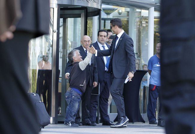 Роналдо се здрависва със Софкин пред хотел "Хилтън" в столицата