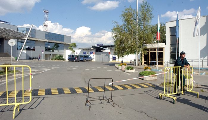 По-луксозните стоки от китайското карго минават през летището в София.